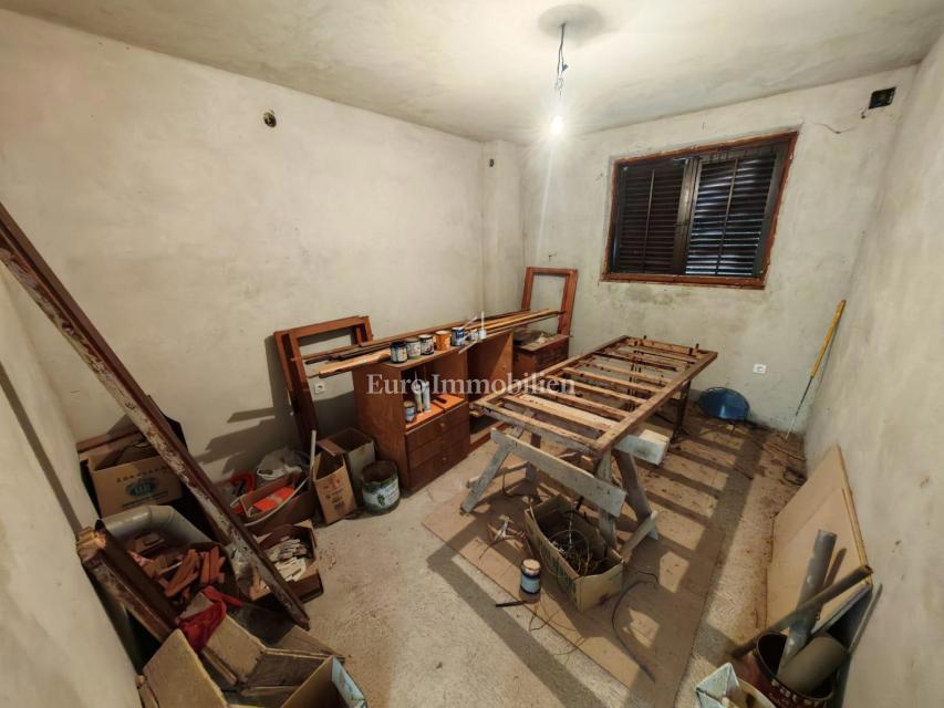 Klenovica – Hiša s 6 apartmaji, 100 m od morja