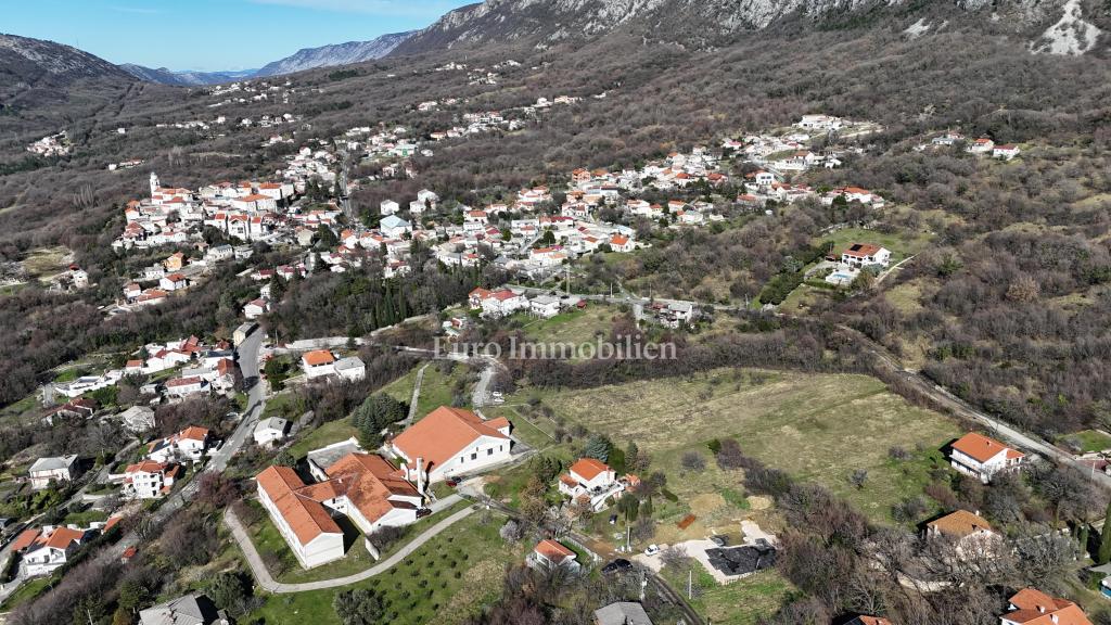 Stavbno zemljišče z dovoljenjem in temelji – Bribir, pogled na morje