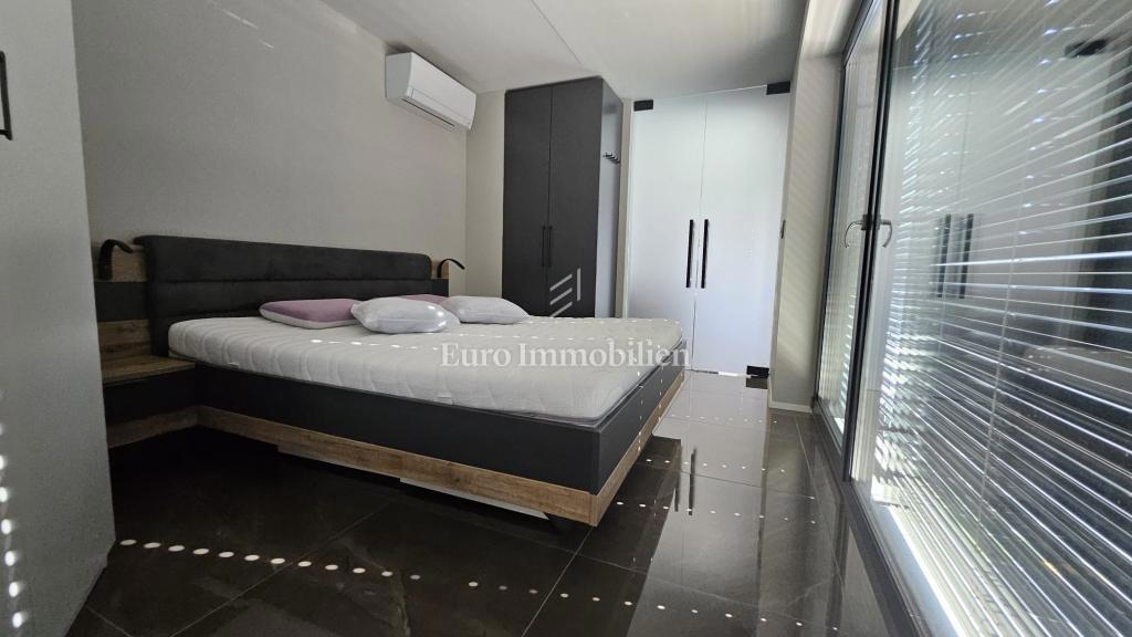 Čudovito urejeno 3-sobno stanovanje z dnevno sobo popolnoma opremljeno