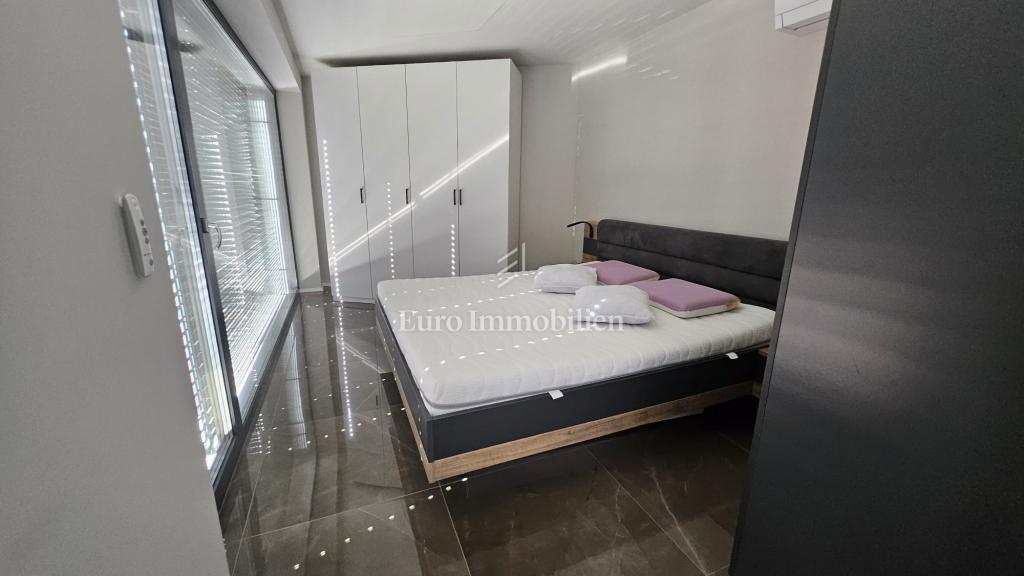 Čudovito urejeno 3-sobno stanovanje z dnevno sobo popolnoma opremljeno