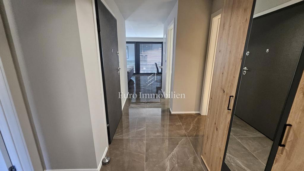 Čudovito urejeno 3-sobno stanovanje z dnevno sobo popolnoma opremljeno