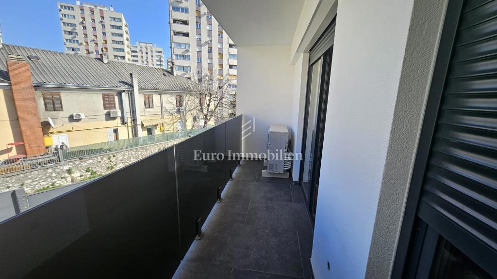 Čudovito urejeno 3-sobno stanovanje z dnevno sobo popolnoma opremljeno