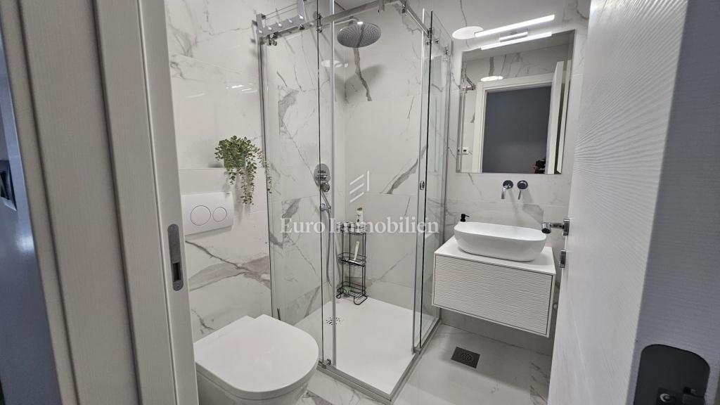 Čudovito urejeno 3-sobno stanovanje z dnevno sobo popolnoma opremljeno