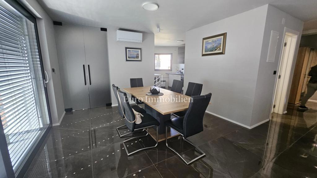 Čudovito urejeno 3-sobno stanovanje z dnevno sobo popolnoma opremljeno