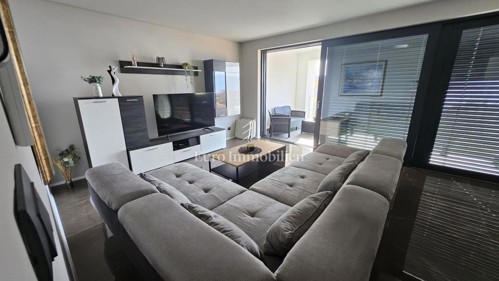 Čudovito urejeno 3-sobno stanovanje z dnevno sobo popolnoma opremljeno