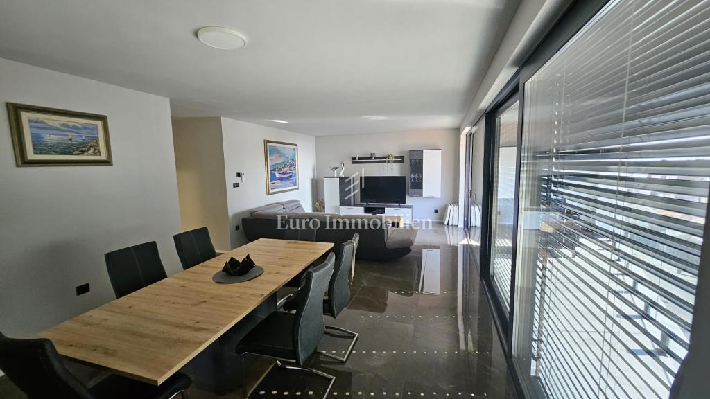 Čudovito urejeno 3-sobno stanovanje z dnevno sobo popolnoma opremljeno