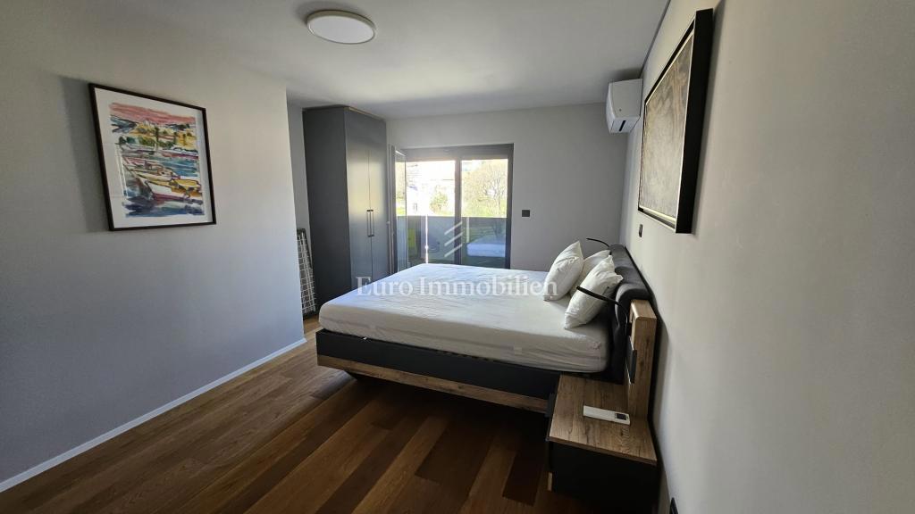 Čudovito urejeno 3-sobno stanovanje z dnevno sobo popolnoma opremljeno