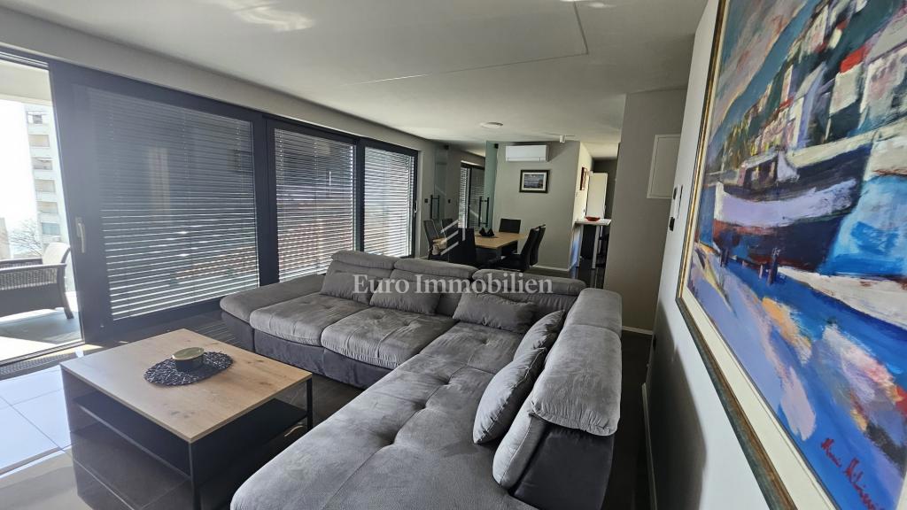 Čudovito urejeno 3-sobno stanovanje z dnevno sobo popolnoma opremljeno