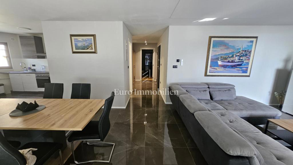 Čudovito urejeno 3-sobno stanovanje z dnevno sobo popolnoma opremljeno