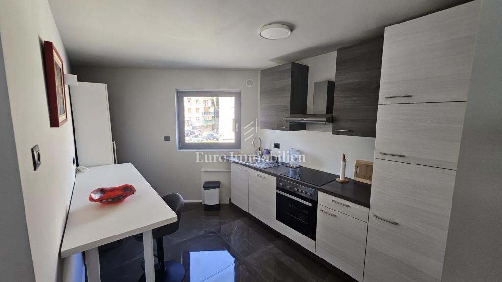 Čudovito urejeno 3-sobno stanovanje z dnevno sobo popolnoma opremljeno