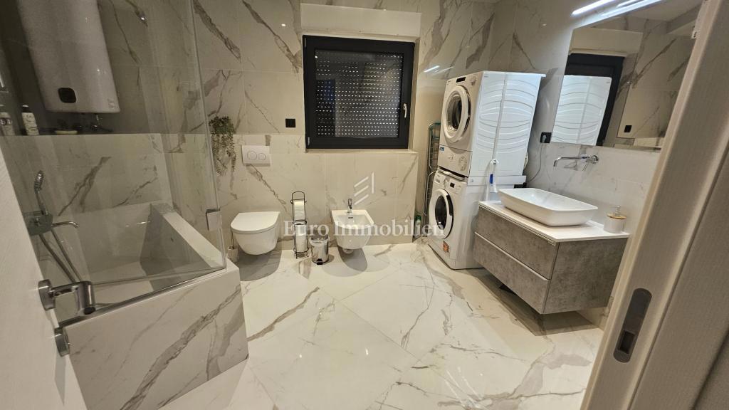 Čudovito urejeno 3-sobno stanovanje z dnevno sobo popolnoma opremljeno