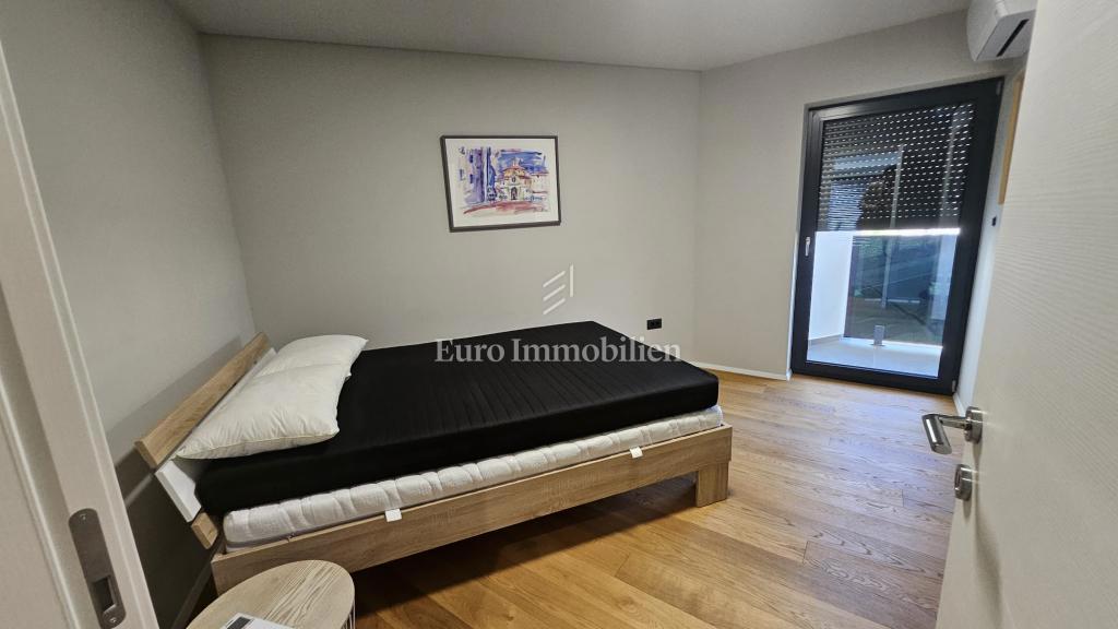 Čudovito urejeno 3-sobno stanovanje z dnevno sobo popolnoma opremljeno