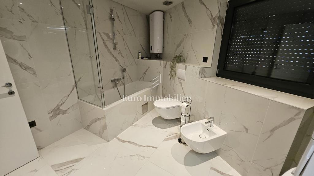 Čudovito urejeno 3-sobno stanovanje z dnevno sobo popolnoma opremljeno