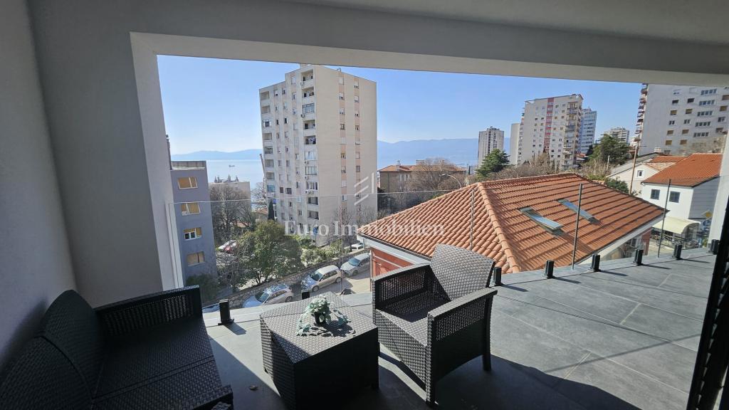 Čudovito urejeno 3-sobno stanovanje z dnevno sobo popolnoma opremljeno