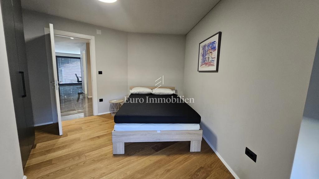 Čudovito urejeno 3-sobno stanovanje z dnevno sobo popolnoma opremljeno