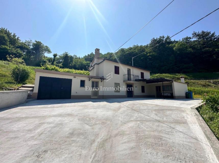 Hiša s prostornim dvoriščem, Cerovlje, Istra