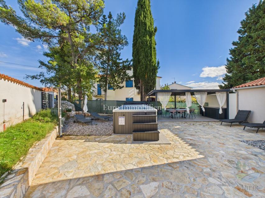 Medulin - hiša s 4 apartmaji, bazen, 350 m od morja