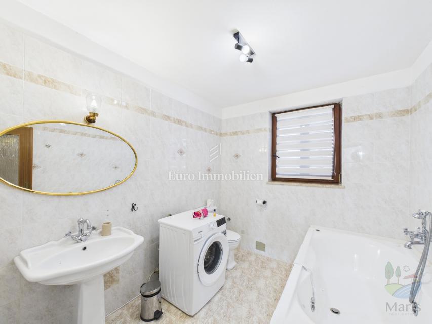 Medulin - hiša s 4 apartmaji, bazen, 350 m od morja