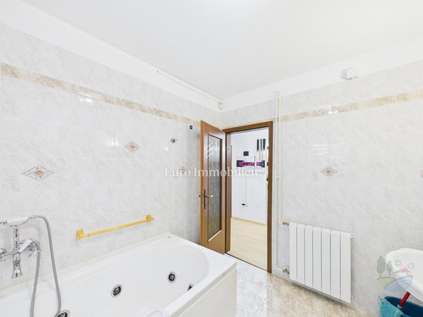 Medulin - hiša s 4 apartmaji, bazen, 350 m od morja