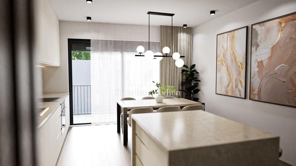 Murter - moderno stanovanje v novi stavbi blizu morja