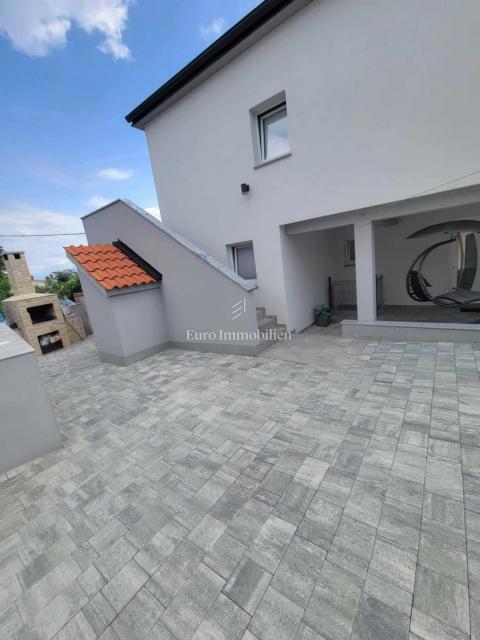 Šilo - hiša s tremi apartmaji