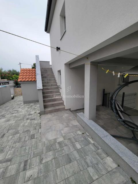 Šilo - hiša s tremi apartmaji