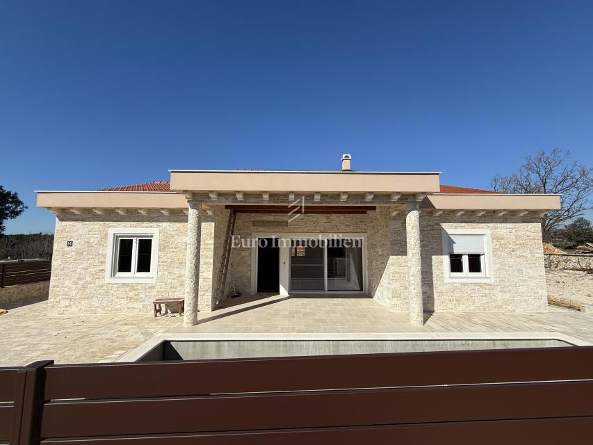 Vrsi - hiša z bazenom in vrtom