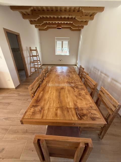 Vrsi - hiša z bazenom in vrtom