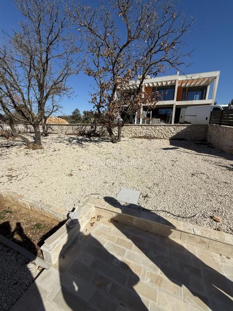 Vrsi - hiša z bazenom in vrtom