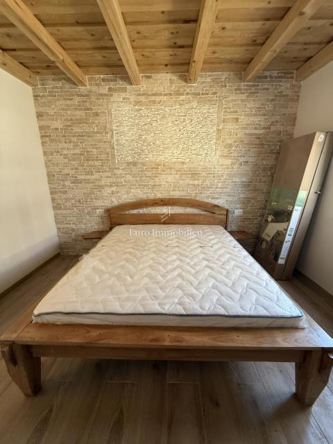 Vrsi - hiša z bazenom in vrtom