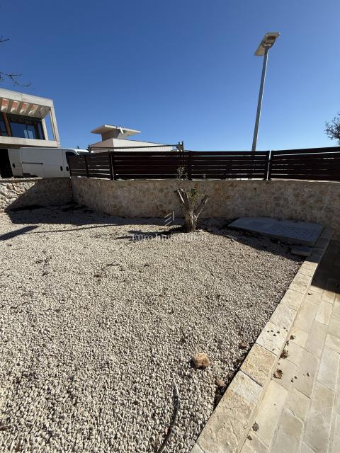 Vrsi - hiša z bazenom in vrtom