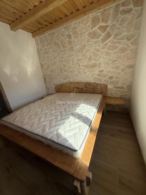 Vrsi - hiša z bazenom in vrtom