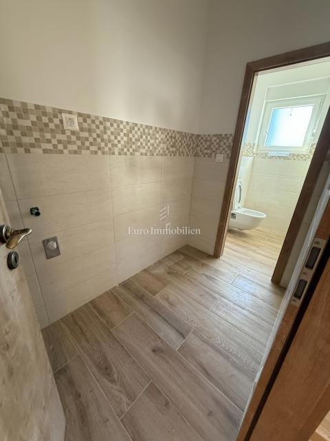 Vrsi - hiša z bazenom in vrtom