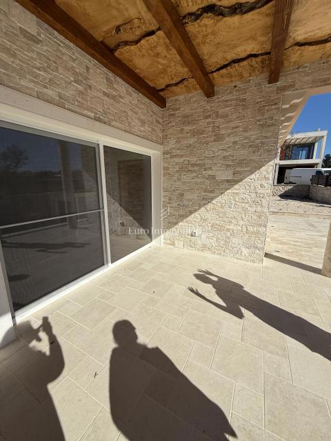 Vrsi - hiša z bazenom in vrtom