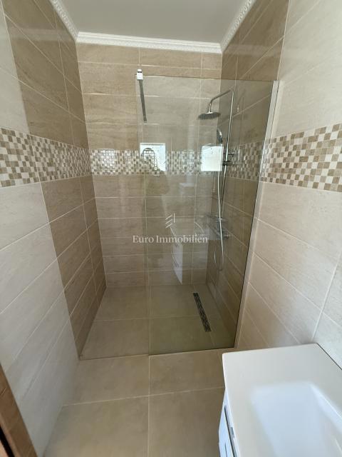 Vrsi - hiša z bazenom in vrtom