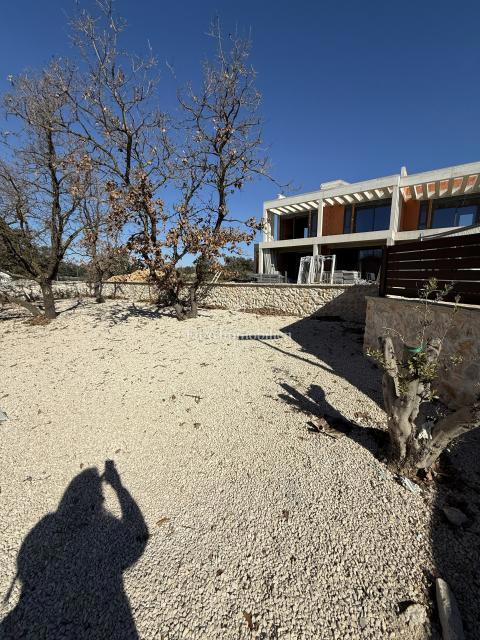 Vrsi - hiša z bazenom in vrtom