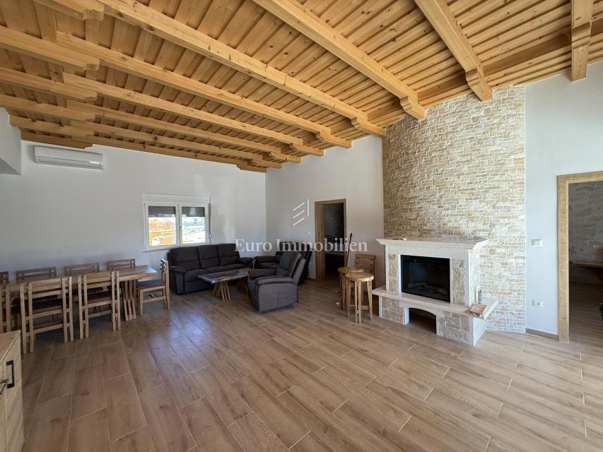 Vrsi - hiša z bazenom in vrtom