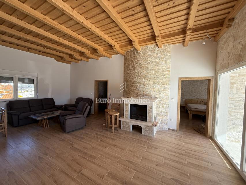 Vrsi - hiša z bazenom in vrtom