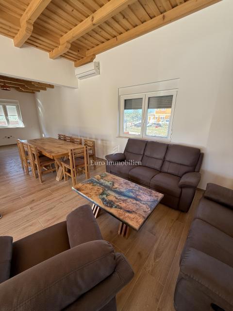 Vrsi - hiša z bazenom in vrtom