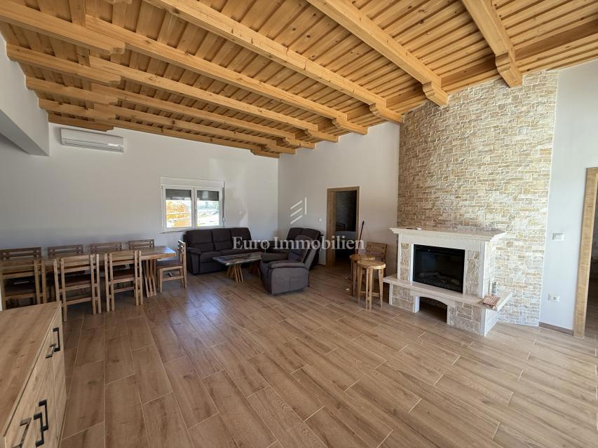 Vrsi - hiša z bazenom in vrtom