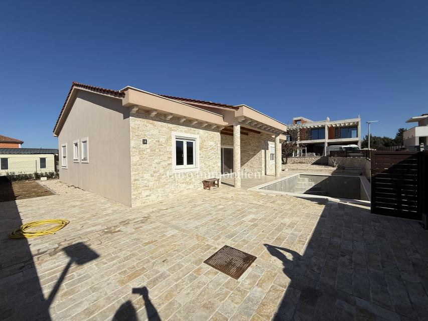 Vrsi - hiša z bazenom in vrtom