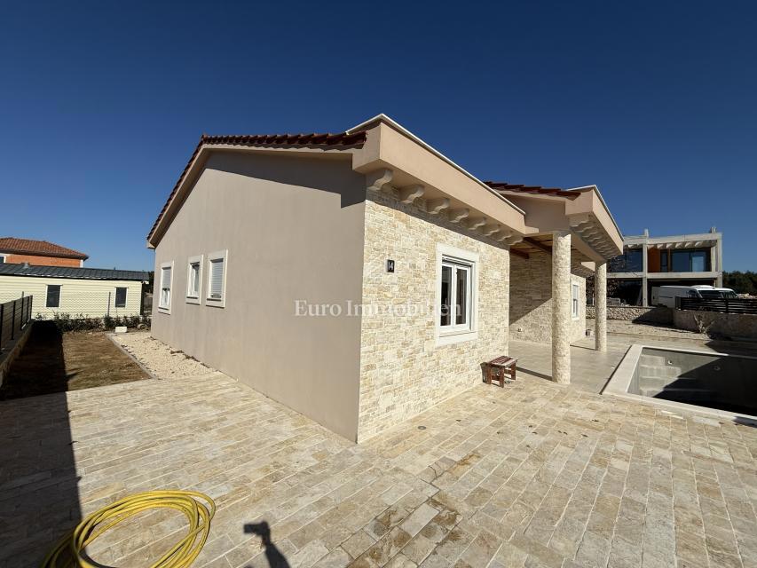 Vrsi - hiša z bazenom in vrtom