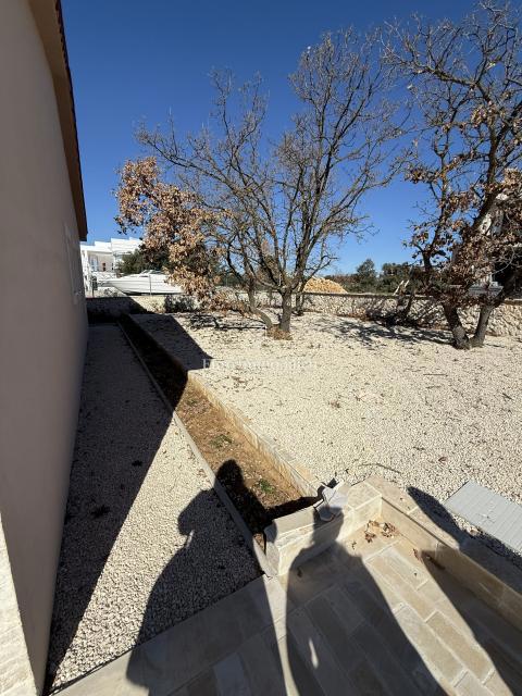 Vrsi - hiša z bazenom in vrtom