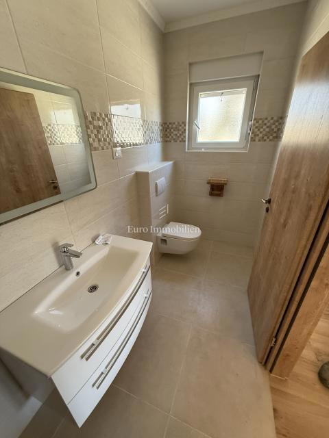 Vrsi - hiša z bazenom in vrtom