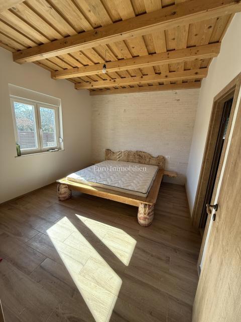 Vrsi - hiša z bazenom in vrtom