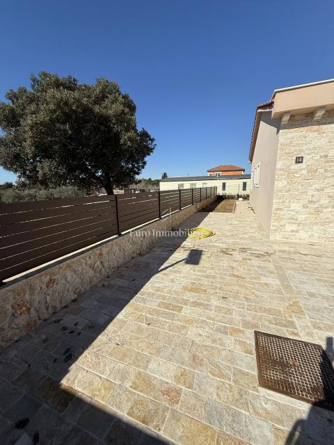 Vrsi - hiša z bazenom in vrtom