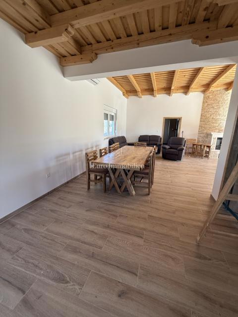 Vrsi - hiša z bazenom in vrtom