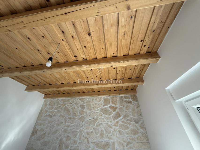 Vrsi - hiša z bazenom in vrtom