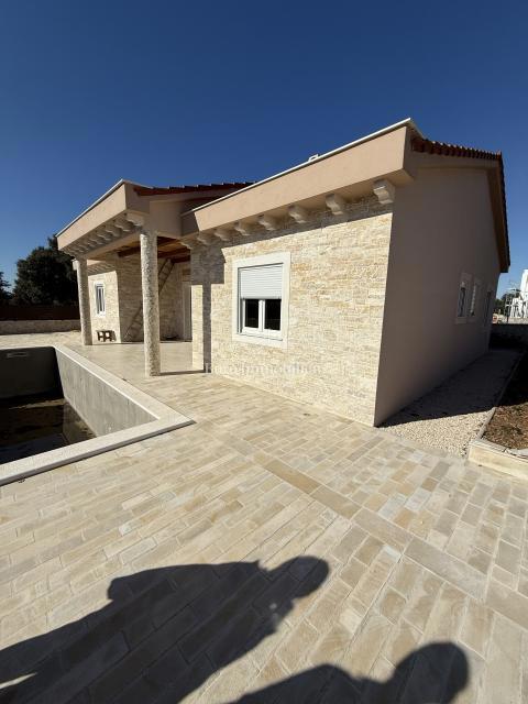 Vrsi - hiša z bazenom in vrtom