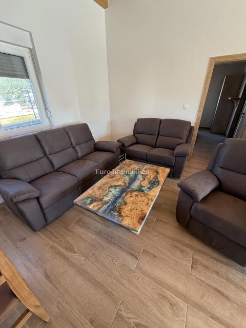 Vrsi - hiša z bazenom in vrtom